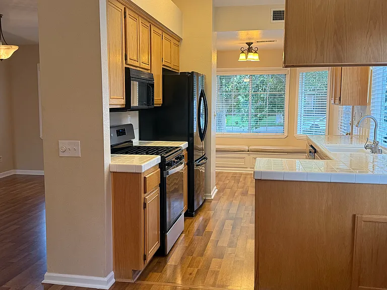 3143 Mariposa Ave — Photo 6