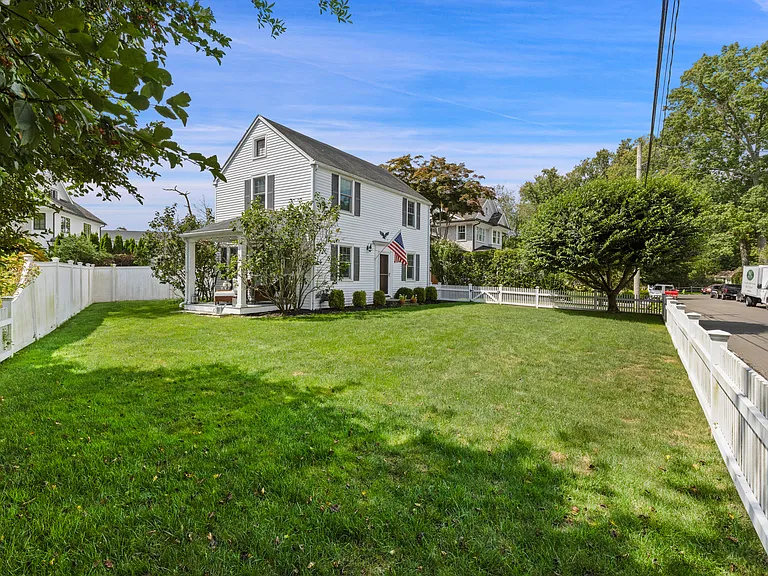 51 Benjamin St — Photo 14