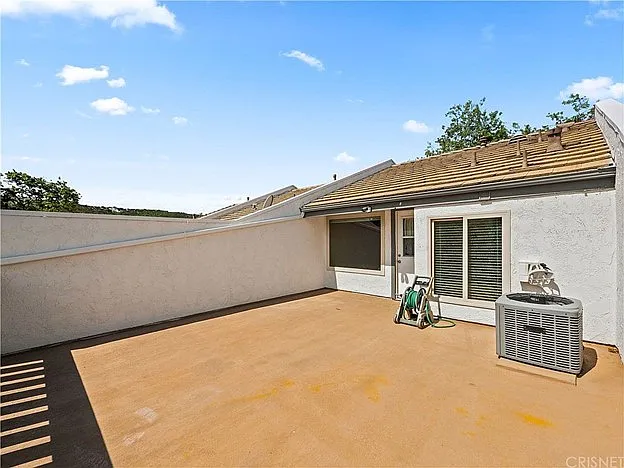 2054 Los Feliz Dr — Photo 10