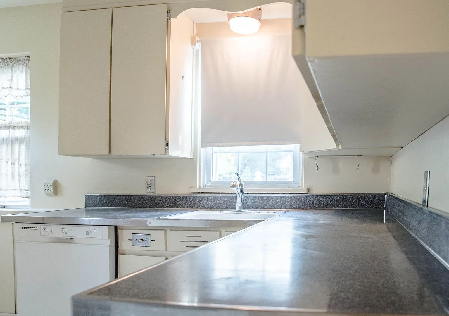 Spacious 4 Bedroom, 2 Bathroom Home with Detached Garage, Walking Distance to Ball State Campus! — Photo 4