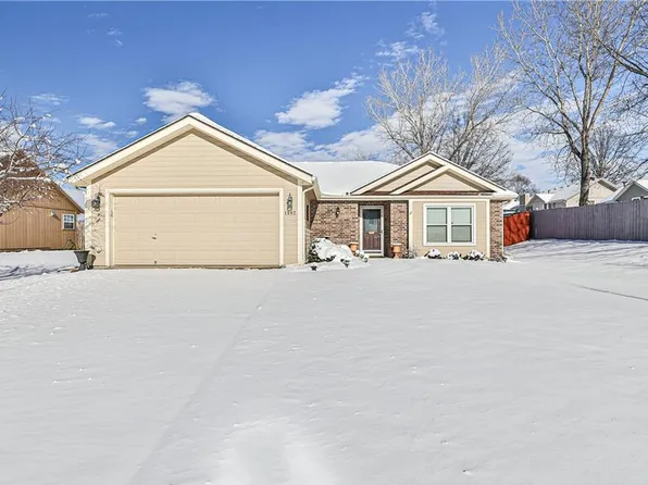 1002 Rock Creek Ln, Grain Valley, MO 64029