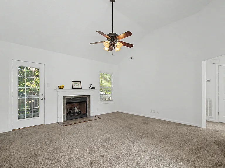 1371 Constitution Dr — Photo 4