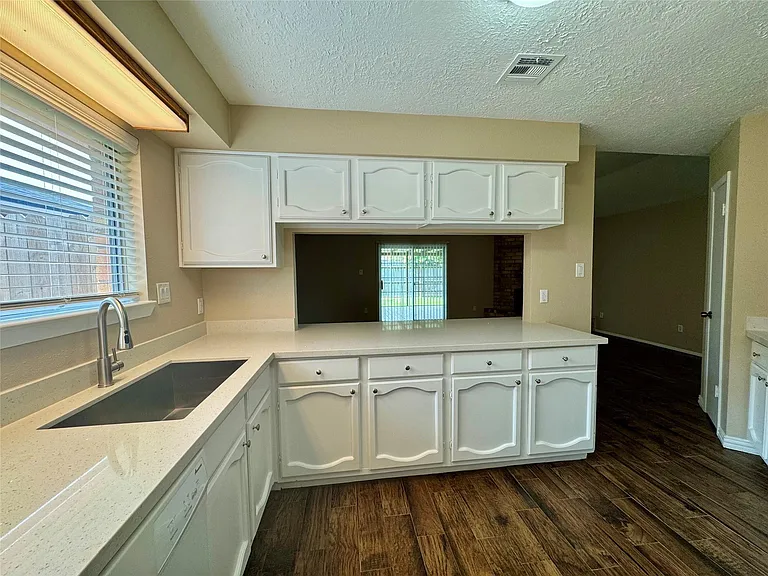 9831 Shell Rock Rd — Photo 13