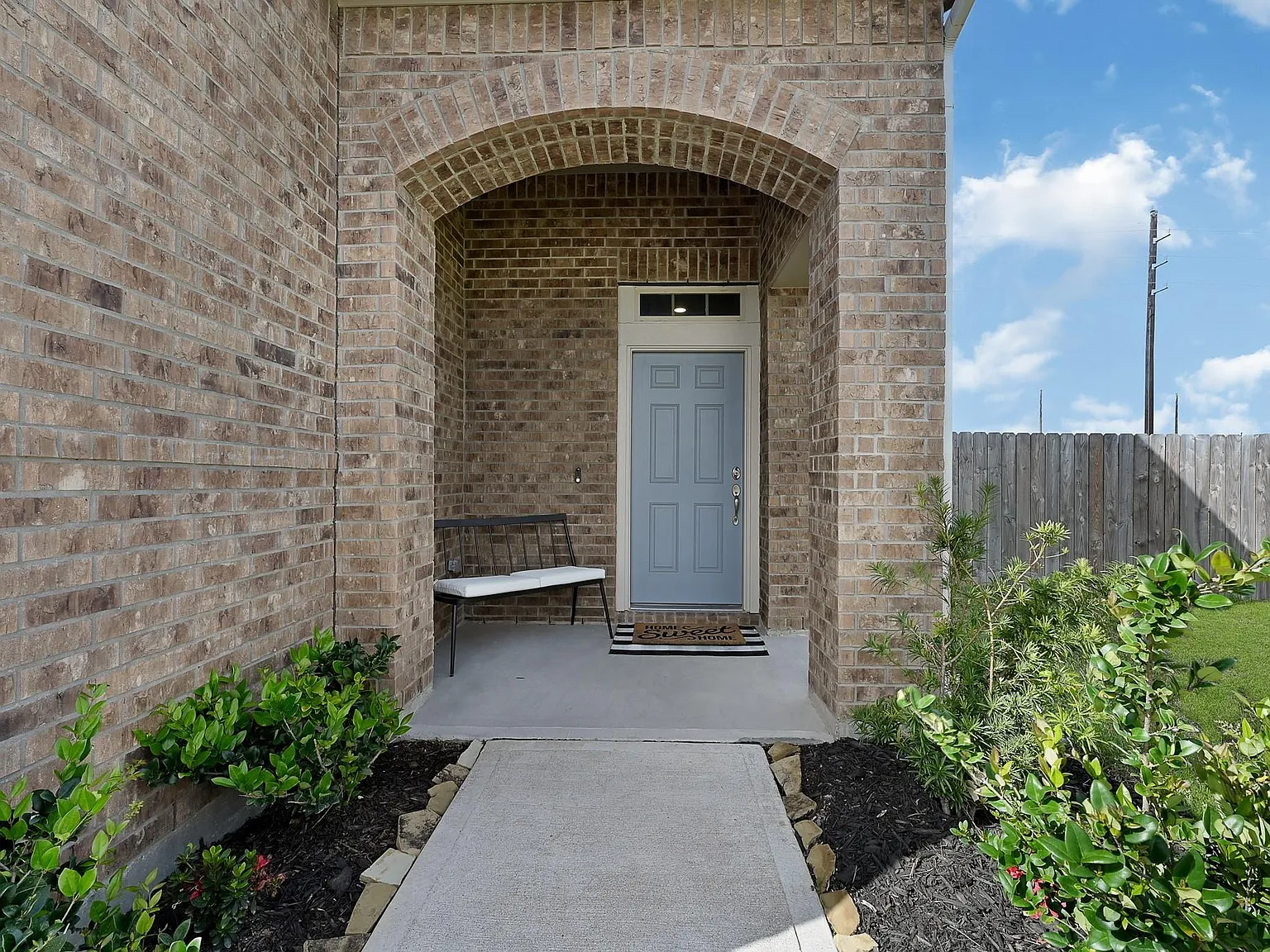 4 bed, 2.5 bath, 2410 sqft, $2,400 — Photo 3