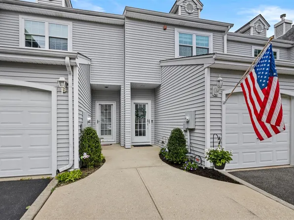 54 Leeward Court, Port Jefferson, NY 11777