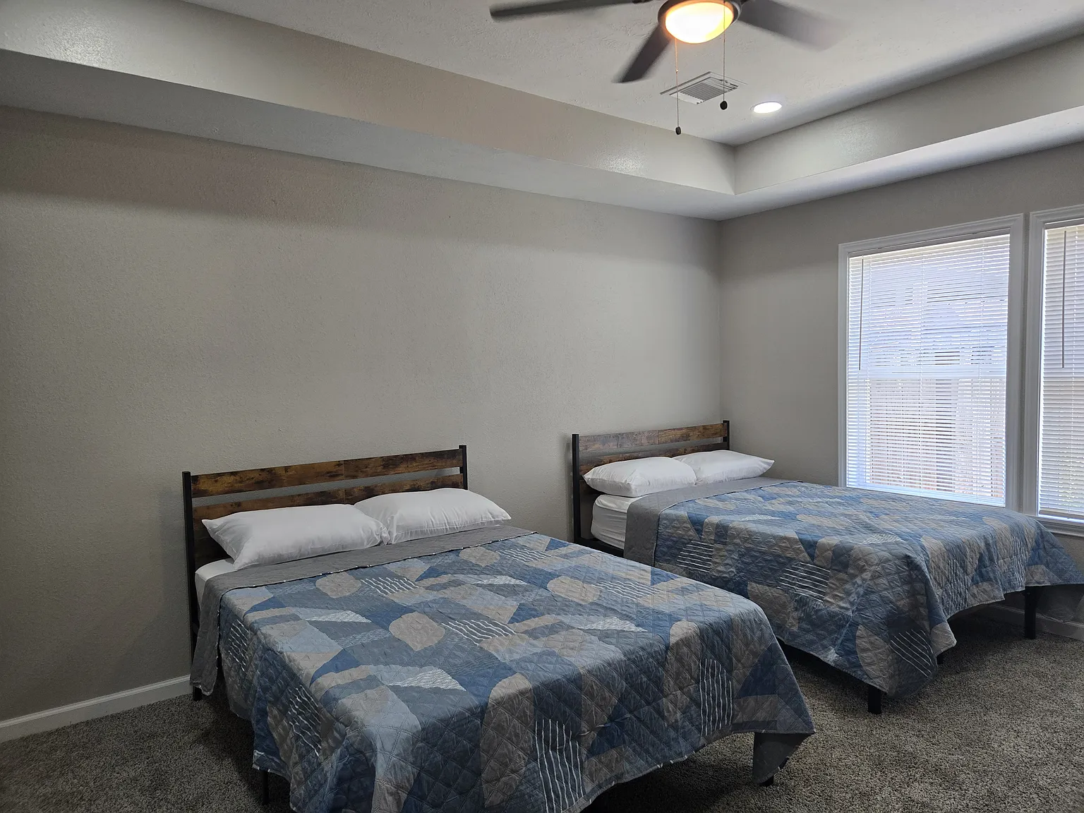 3 bed, 1600 sqft, $1,000 — Photo 1