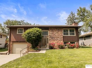 8206 Walnut Ln, Ralston, NE 68127