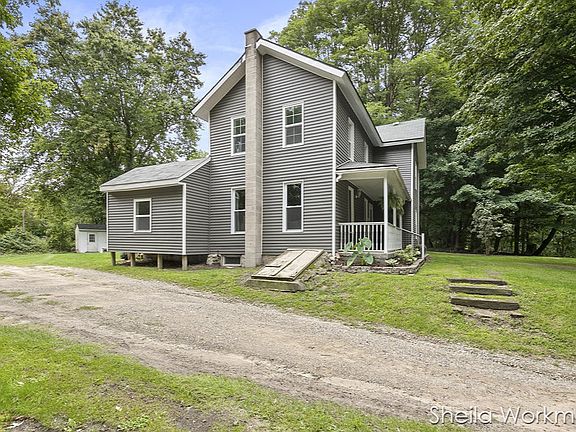 3rd image of 1083 Arlington Ct