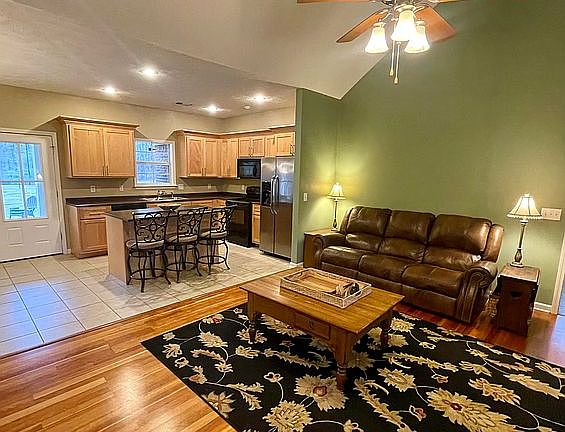 5th image of 227 Weeping Willow Dr