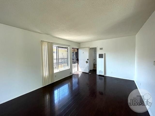 1st image of 925 Larch St #6