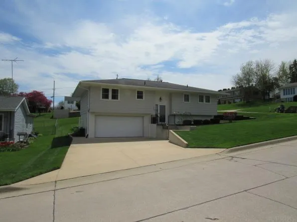 733 W 7th St, Monticello, IA 52310