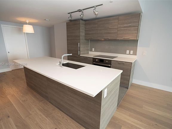 4th image of 650 NE 32nd St Unit 4104