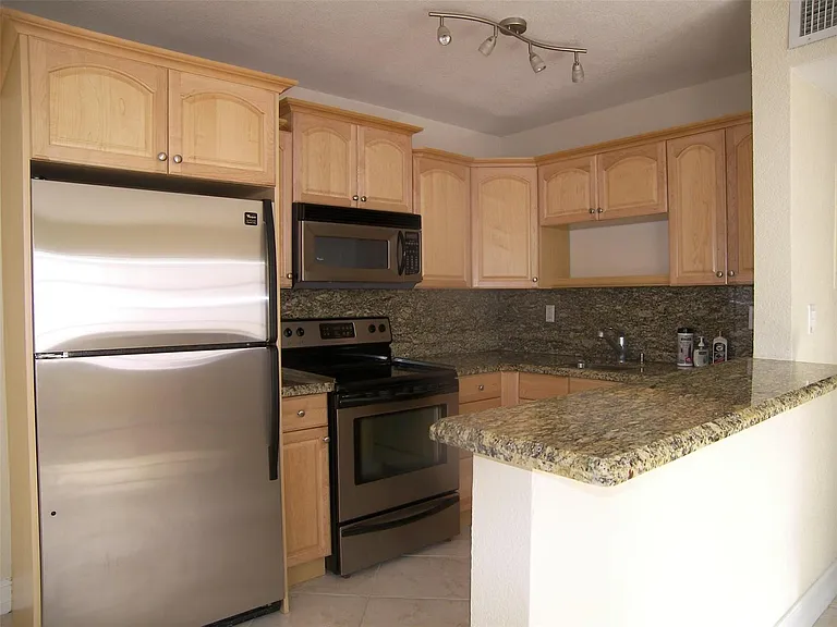 4050 NE 12th Ter #251 — Photo 2