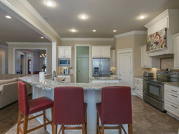 3rd image of 1114 NE Thorn Hill Rd