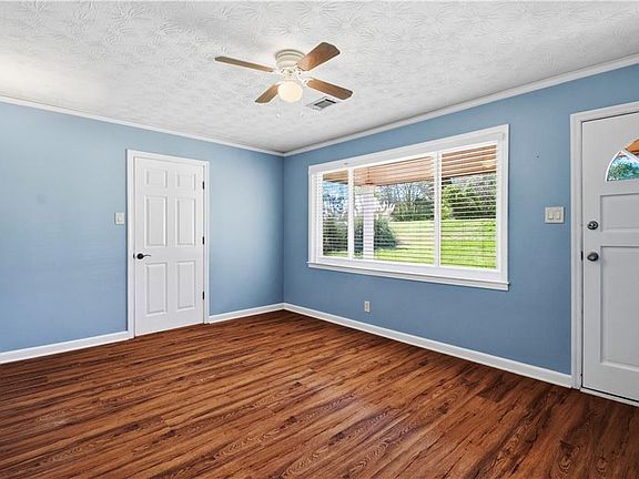 4th image of 4404 Summerville Rd