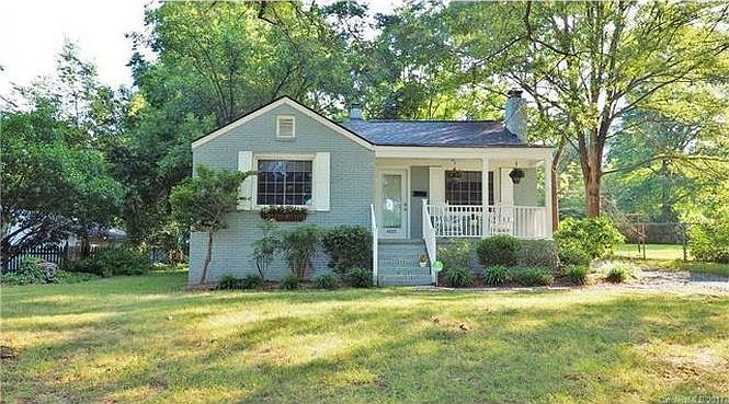 Charming Oakhurst Cottage
