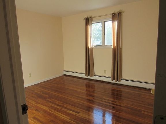 5th image of 36 Pamela Ln