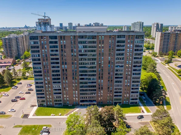 15 Kensington Rd #907, Brampton, ON L6T 3W2
