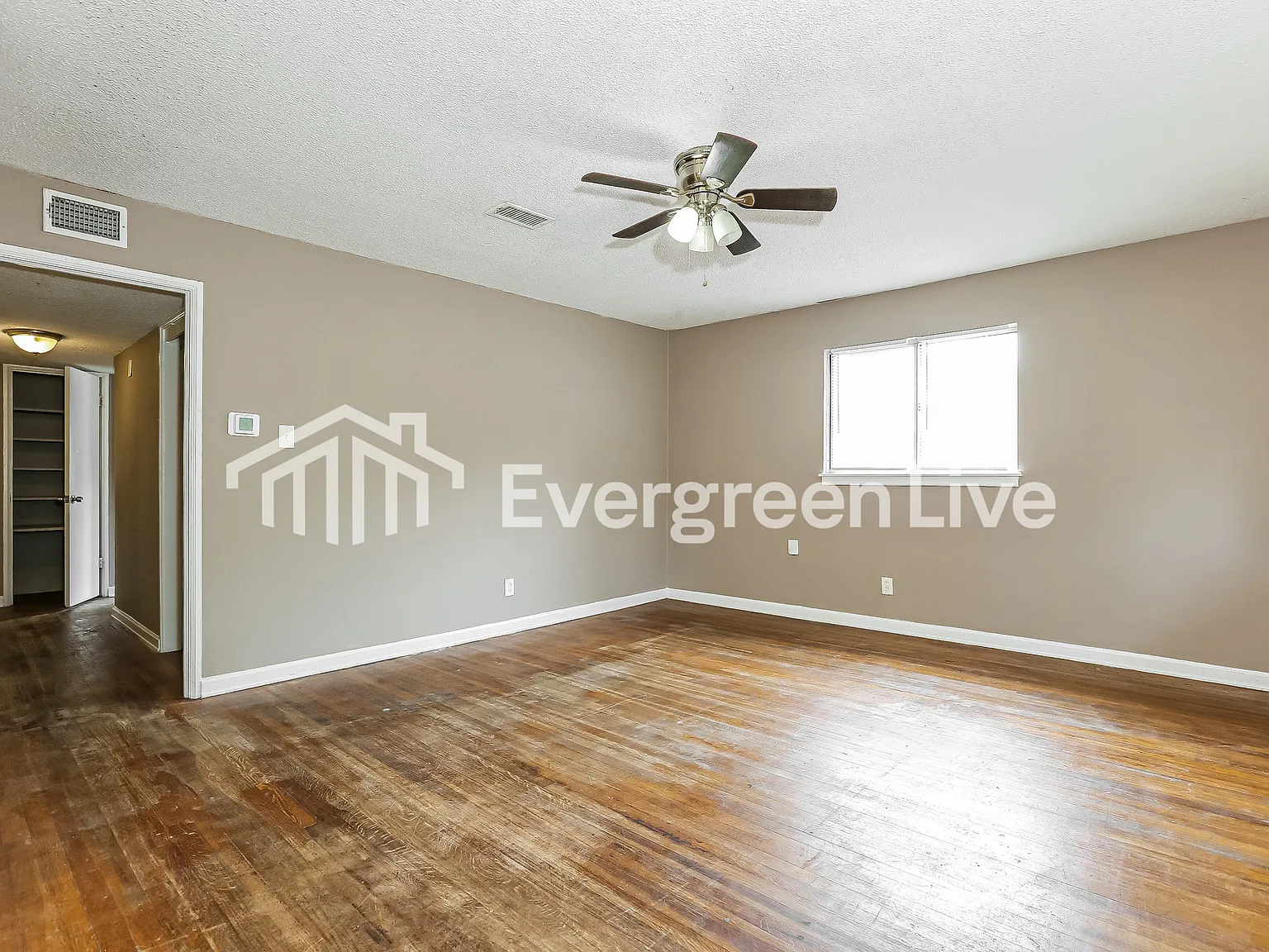 3 bed, 1.0 bath, 999 sqft, $945 — Photo 2