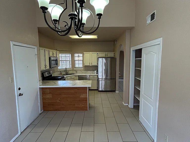 Kitchen/ dining area