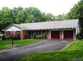 21 Penny Dr, Calverton, NY 11933