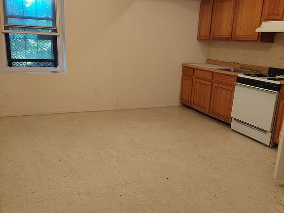 2nd image of 33 Central Ave Basement B