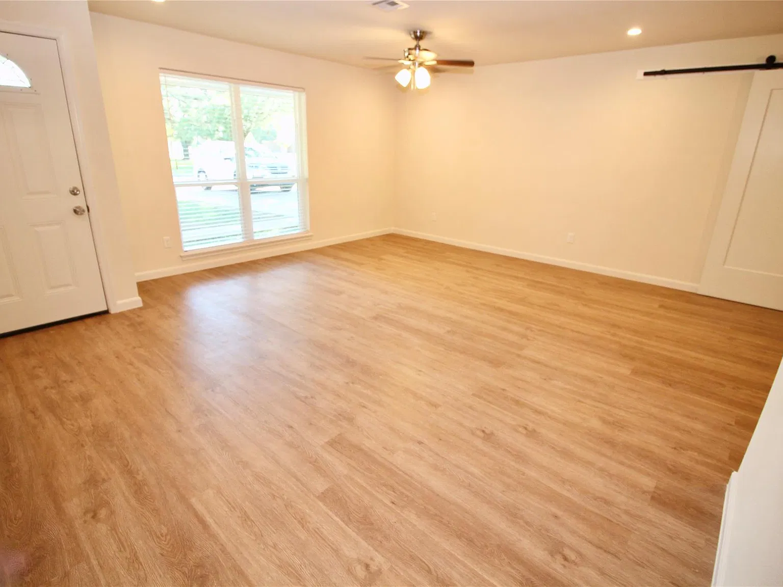 3 bed, 2.0 bath, 1625 sqft, $2,400 — Photo 3