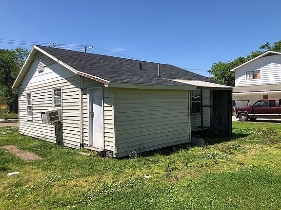 3rd image of 2215 Bank St