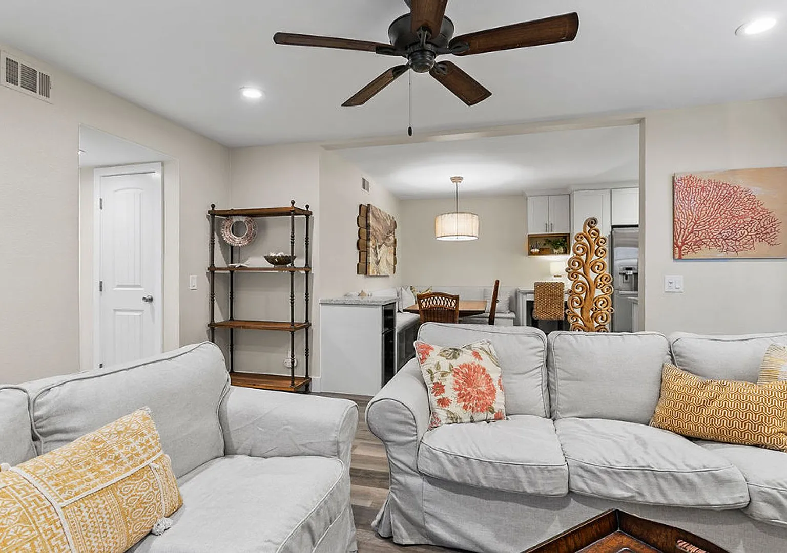 Beautiful 3 Bedroom Furnished Condo - Just Steps Away from Strands Vista and Beach! — Photo 4
