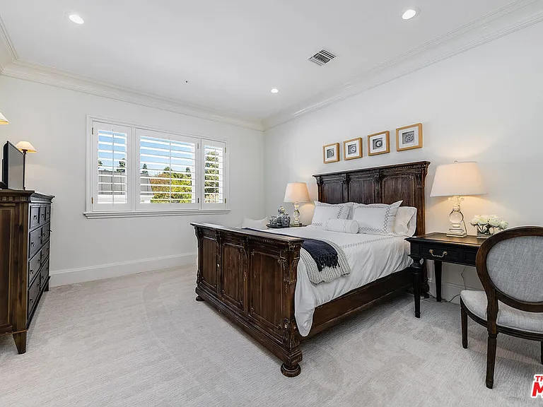 915 N Rexford Dr — Photo 32