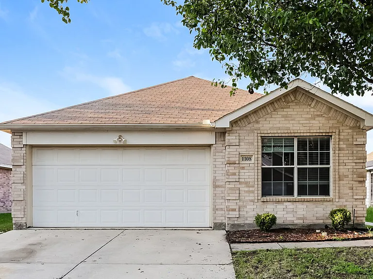 1108 Boxwood Dr — Photo 1