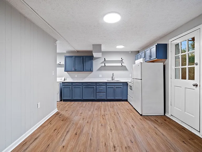 513 King George — Photo 10