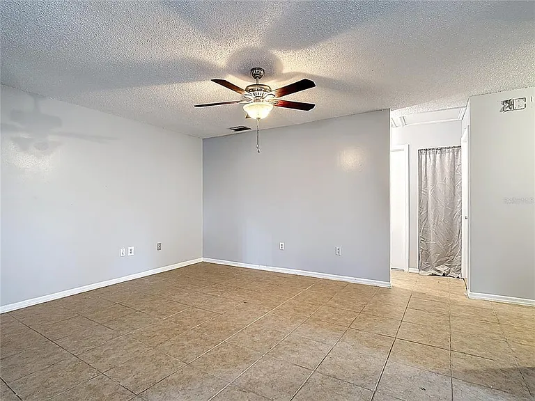 571 Hunter Cir — Photo 8