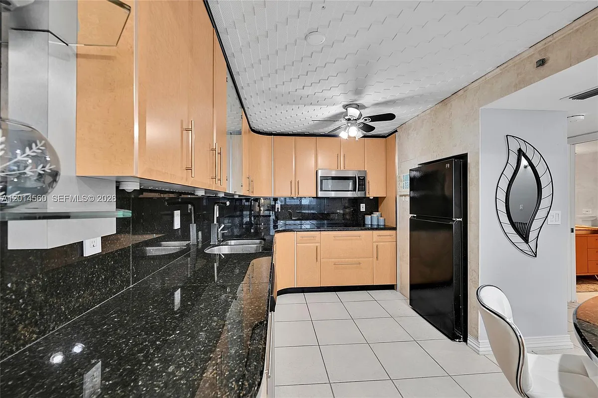 Building Photo - 6039 Collins Ave #621