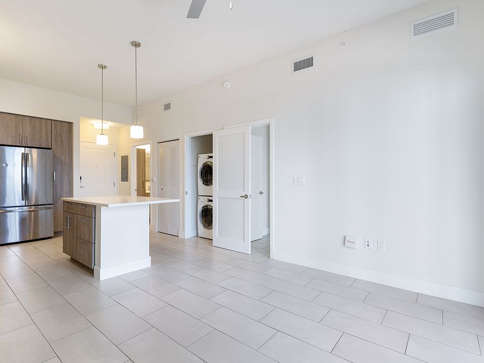 1st image of 426 NE 28th St #111