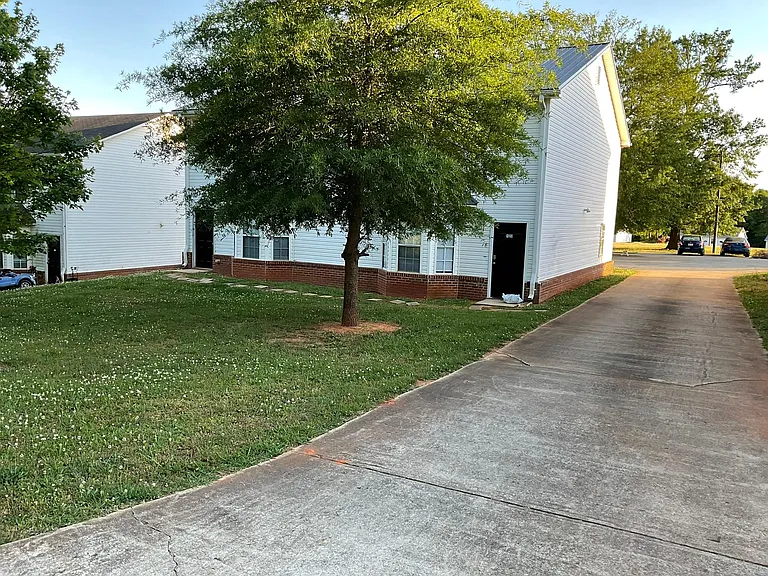 123 Westchester Cir — Photo 3