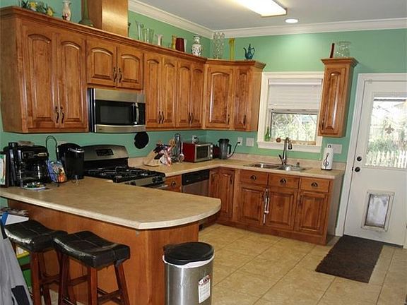 Kitchen with breakfast bar