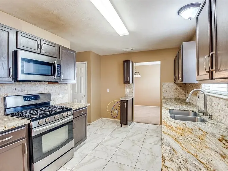 10418 Iris Lake Ct — Photo 8