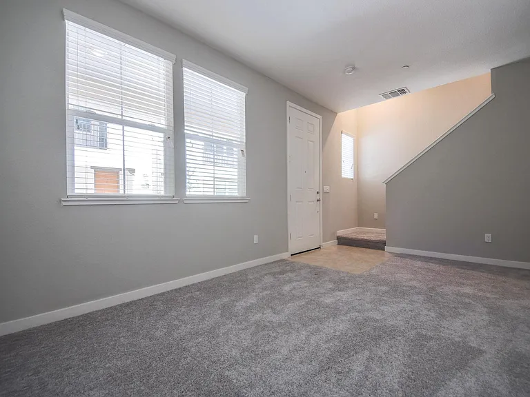 1579 Pratt Pl — Photo 7