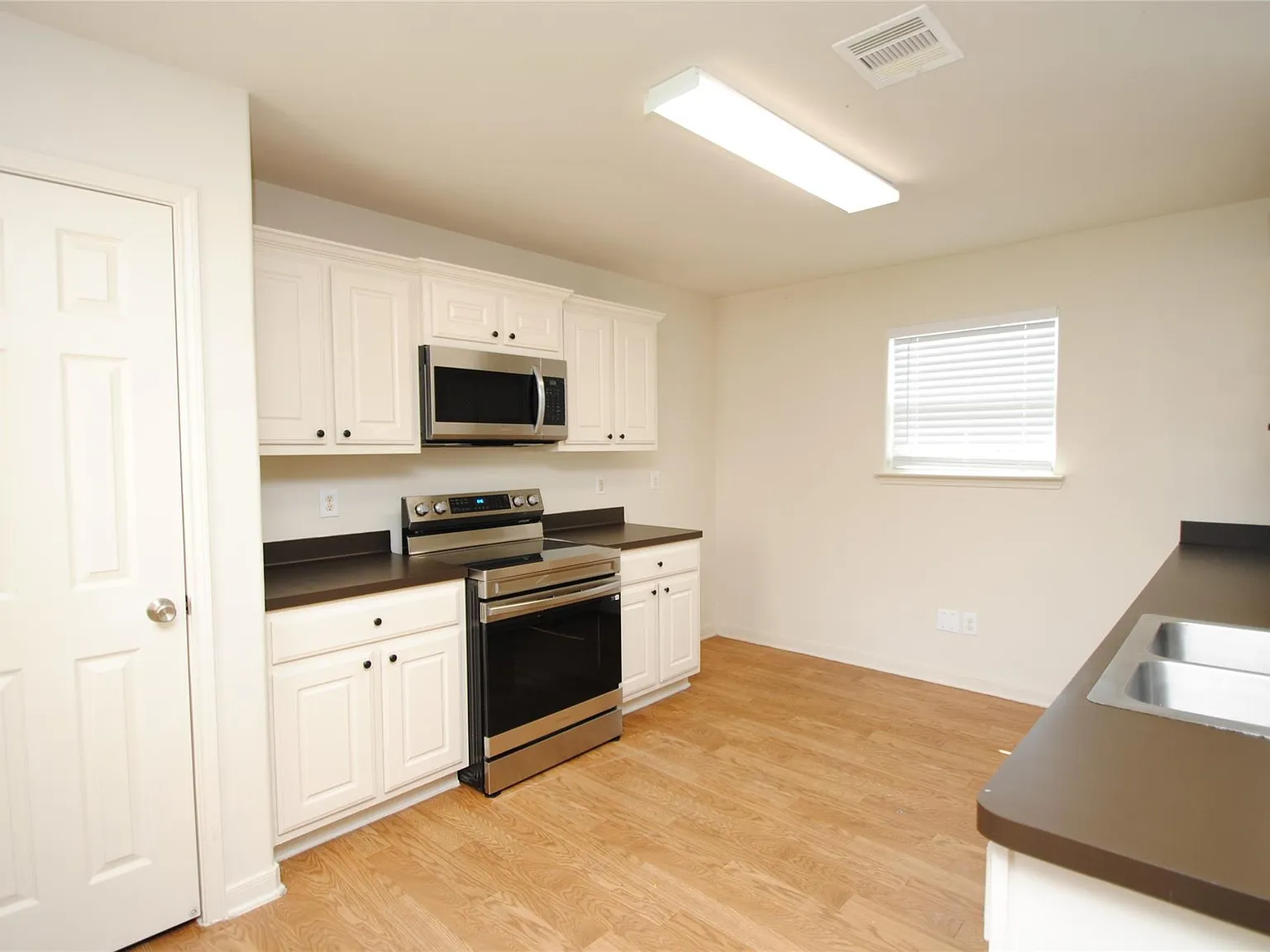 4 bed, 2.5 bath, 2061 sqft, $2,200 — Photo 2