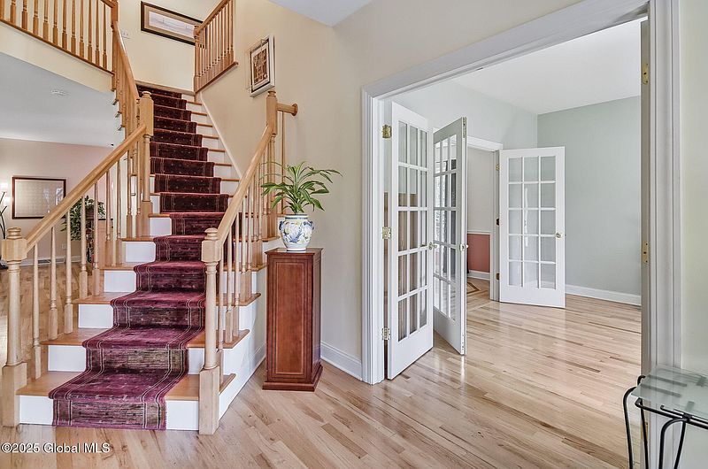 3rd image of 9 Oakline Court