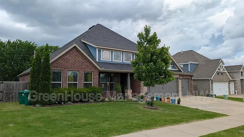 4 bed, 2.5 bath, 2667 sqft, $2,695 — Photo 1