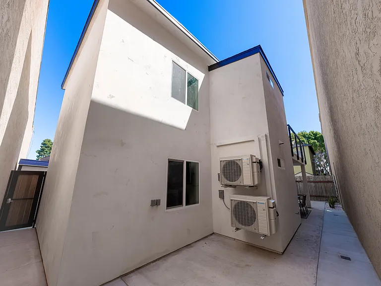 4062 Goldfinch St — Photo 3
