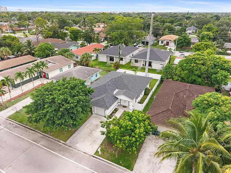 2848 NW 9th Pl — Photo 32