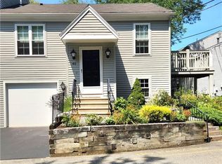 565 Quaker Ln APT 40, West Warwick, RI 02893