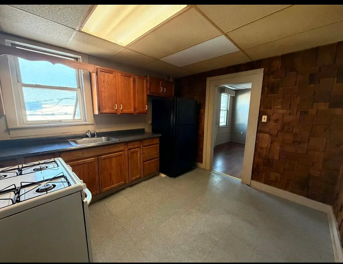 3 bed, $1,150 — Photo 2
