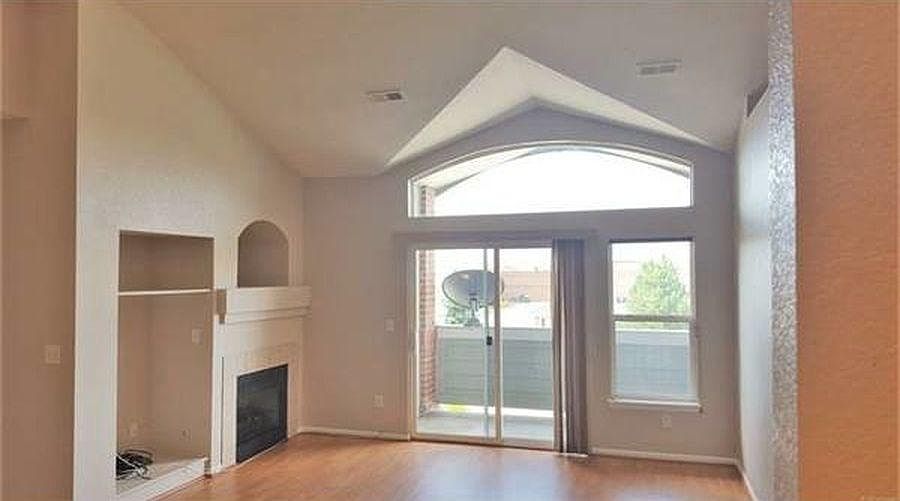 Living room (Vaulted cielings)