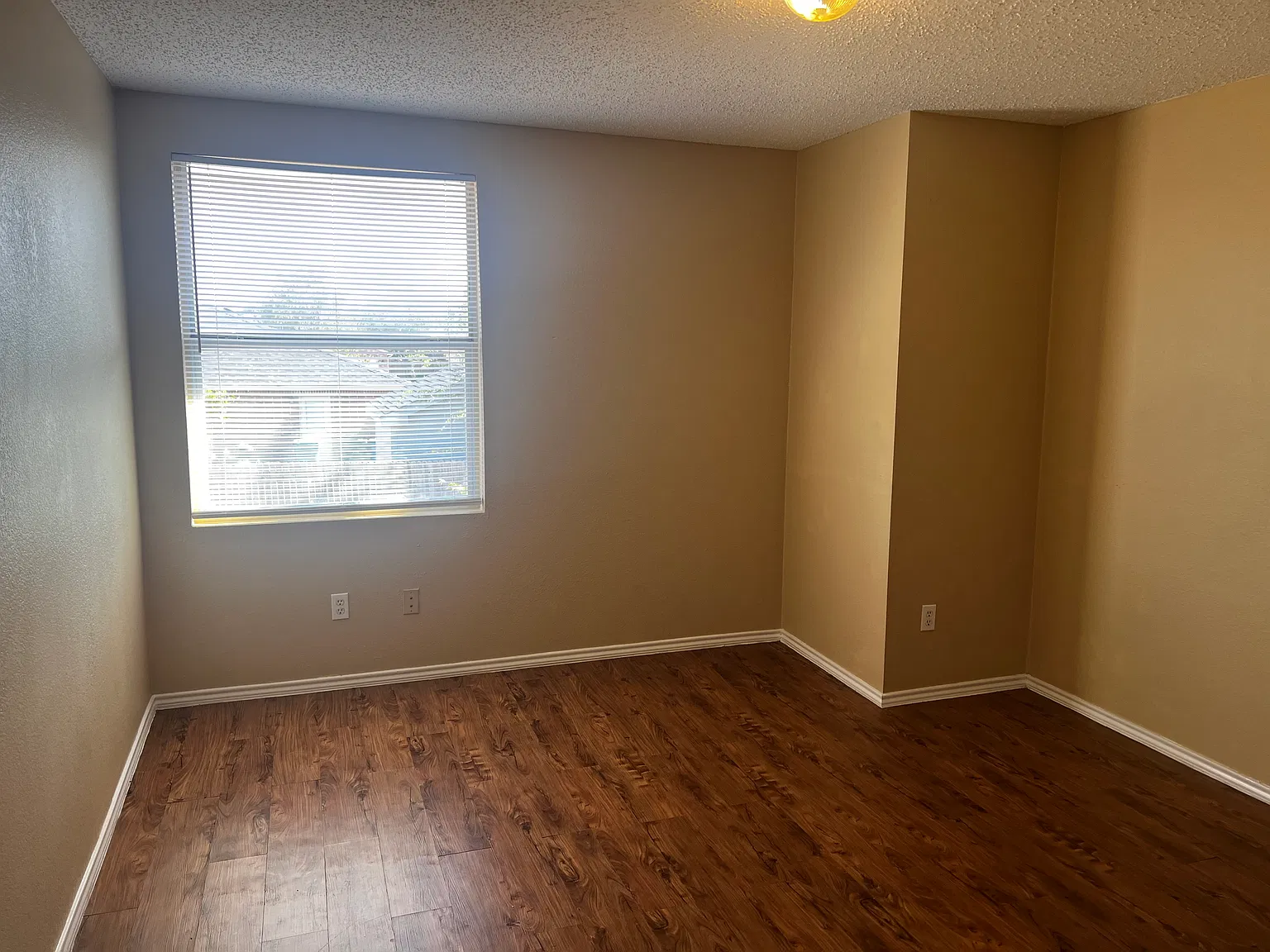 5 bed, 3440 sqft, $2,350 — Photo 4
