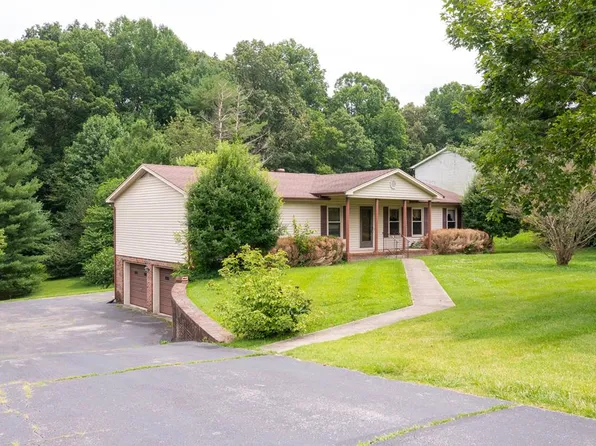 2808 Old Salem Dr, Cookeville, TN 38506