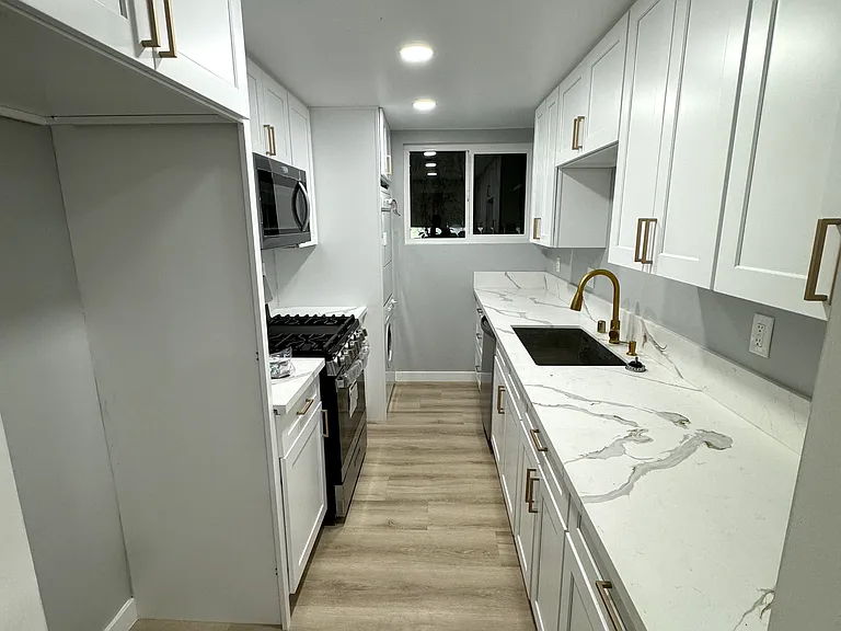 933 Hilgard Ave #202 — Photo 4